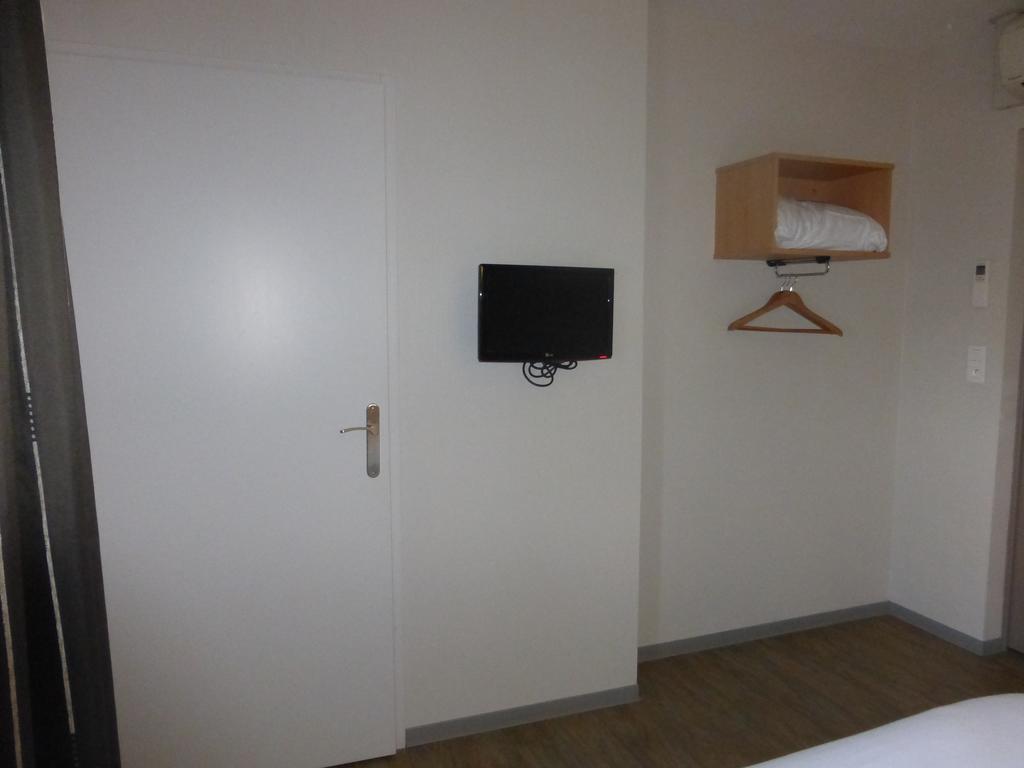 La Godiniere Hotel Cholet Bagian luar foto